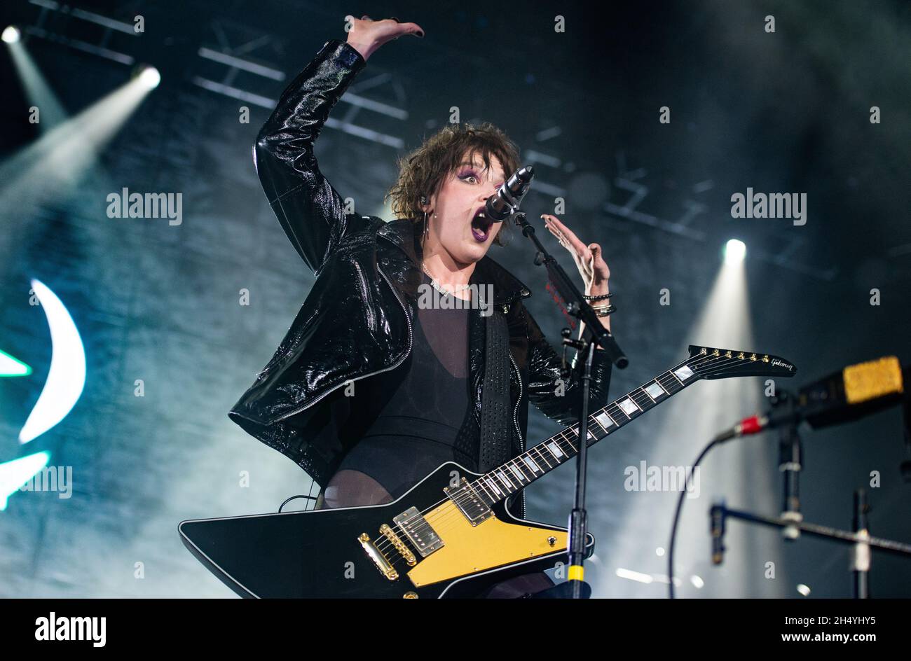 Lzzy Hale of Halestorm si esibisce sul palco il 25 novembre 2019 presso la Motorpoint Arena di Nottingham, Inghilterra. Data foto: Lunedì 25 novembre, 2019. Photo credit: Katja Ogrin/ EMPICS Entertainment. Foto Stock