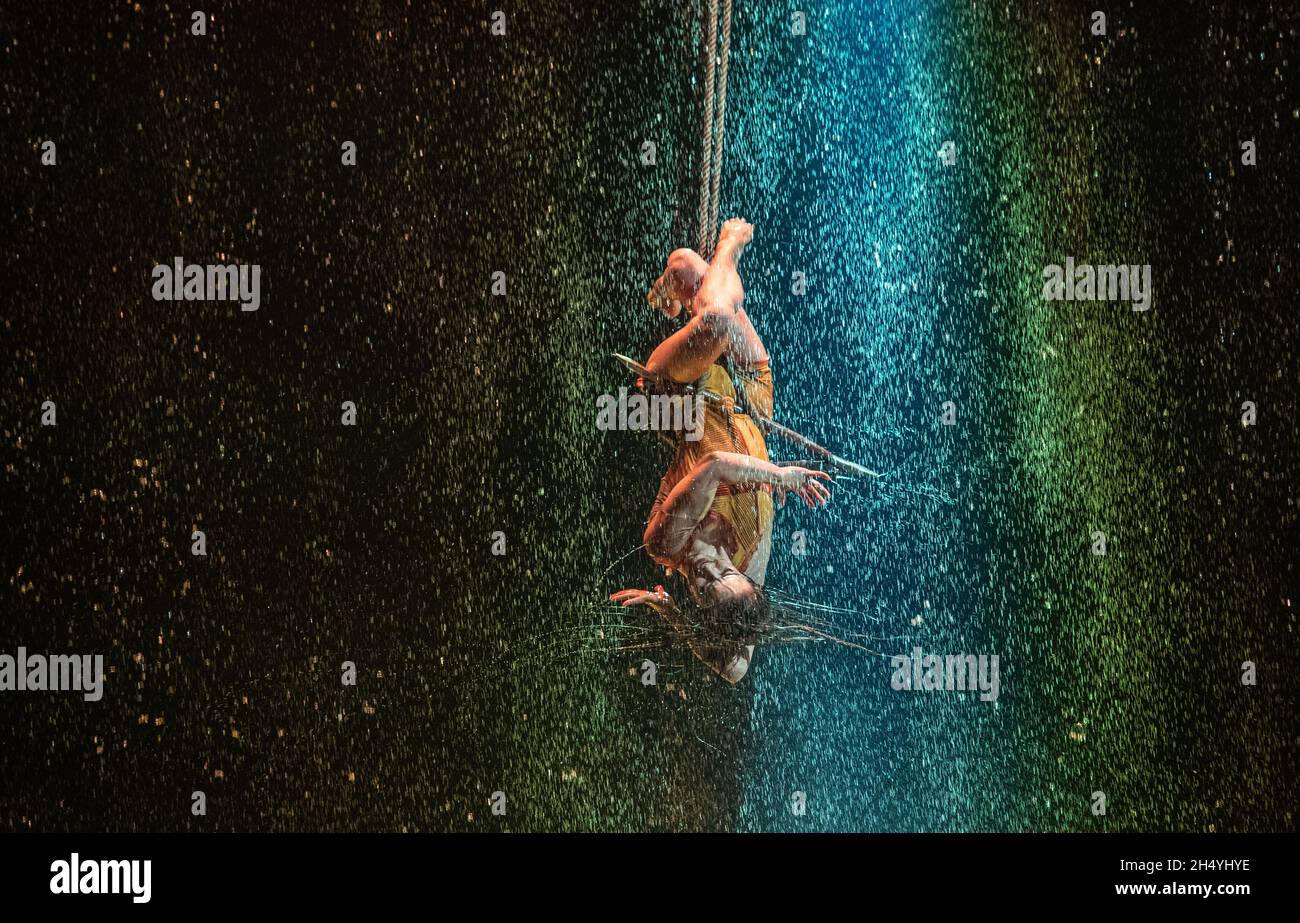 I membri del cast del Cirque du Soleil suonano sul palco durante la 'LUZIA' alla Royal Albert Hall il 11 gennaio 2020 a Londra, Inghilterra. Data foto: Sabato 11 gennaio, 2020. Photo credit: Katja Ogrin/ EMPICS Entertainment. Foto Stock