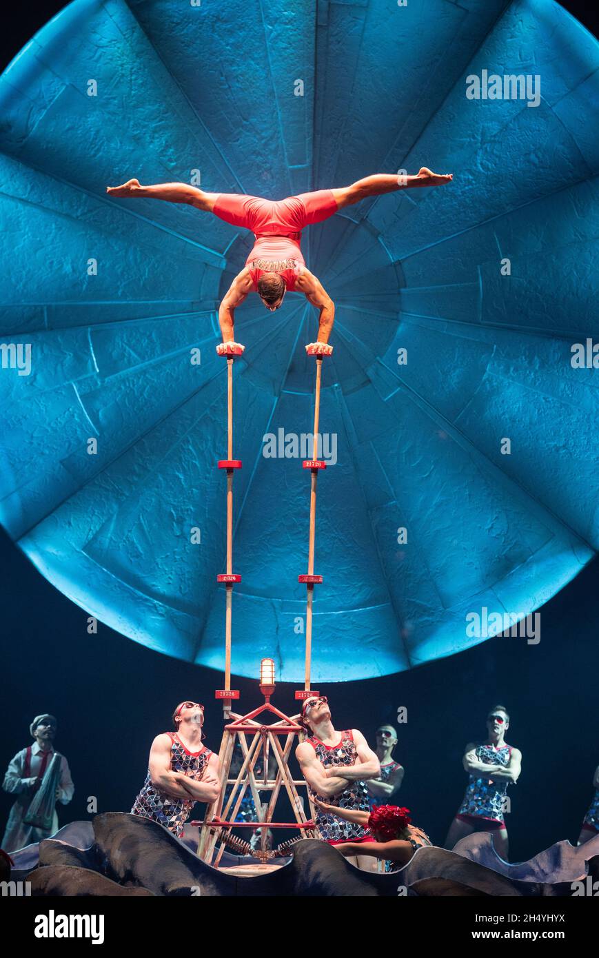 I membri del cast del Cirque du Soleil suonano sul palco durante la 'LUZIA' alla Royal Albert Hall il 11 gennaio 2020 a Londra, Inghilterra. Data foto: Sabato 11 gennaio, 2020. Photo credit: Katja Ogrin/ EMPICS Entertainment. Foto Stock