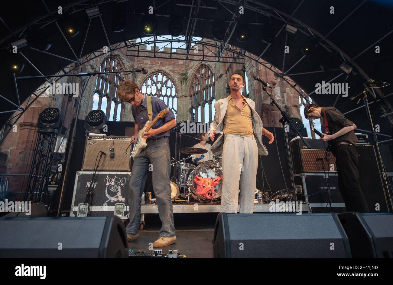 Lias Kaci Saoudi e Saul Adamczewski della famiglia Fat White si esibiscono presso le rovine della cattedrale di Coventry il 01 agosto 2021 a Coventry, Regno Unito. Data foto: Domenica 01 agosto 2021. Photo credit: Katja Ogrin/EMPICS Entertainment. Foto Stock
