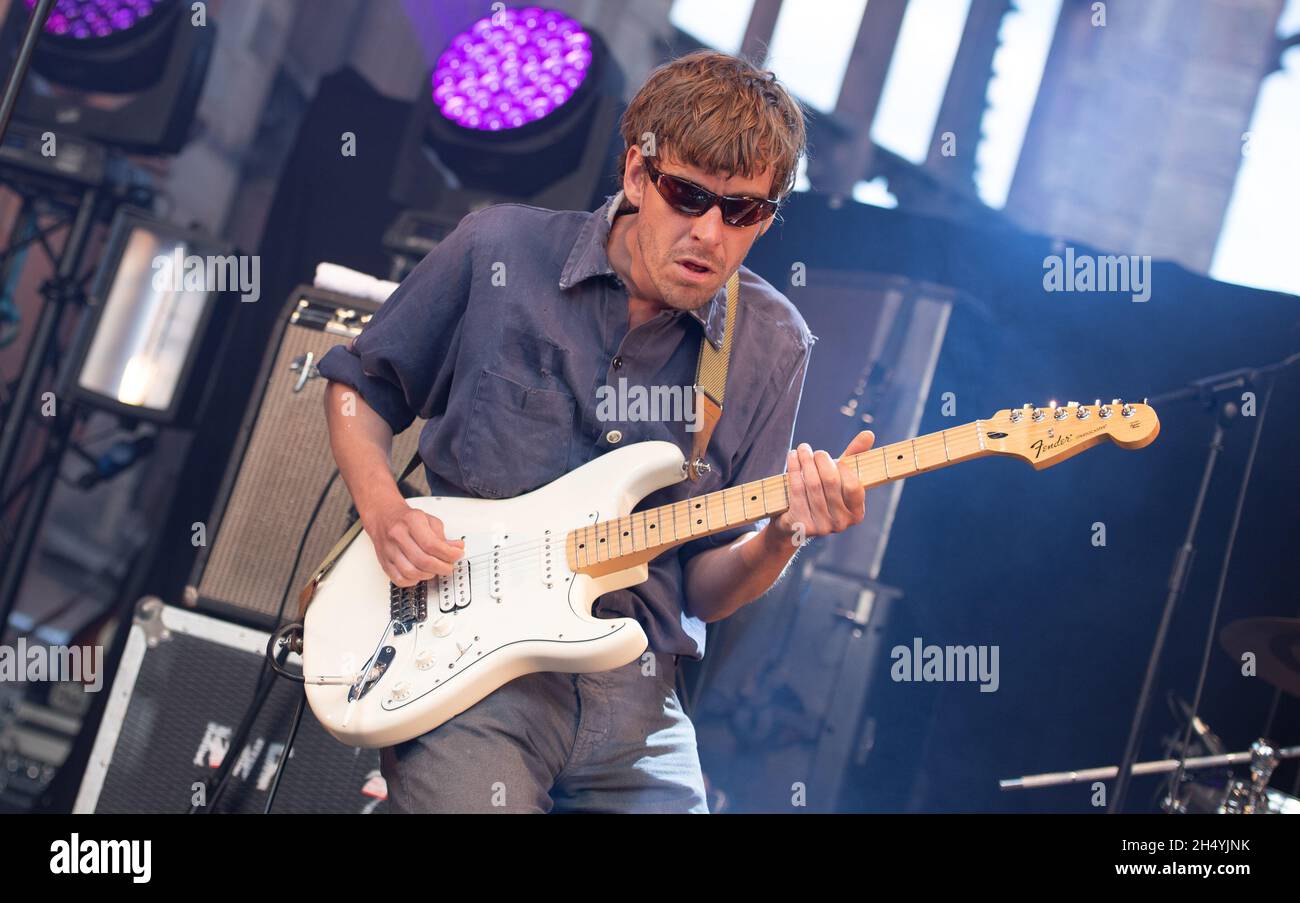 Saul Adamczewski della famiglia Fat White suona alle rovine della cattedrale di Coventry il 01 agosto 2021 a Coventry, Regno Unito. Data foto: Domenica 01 agosto 2021. Photo credit: Katja Ogrin/EMPICS Entertainment. Foto Stock