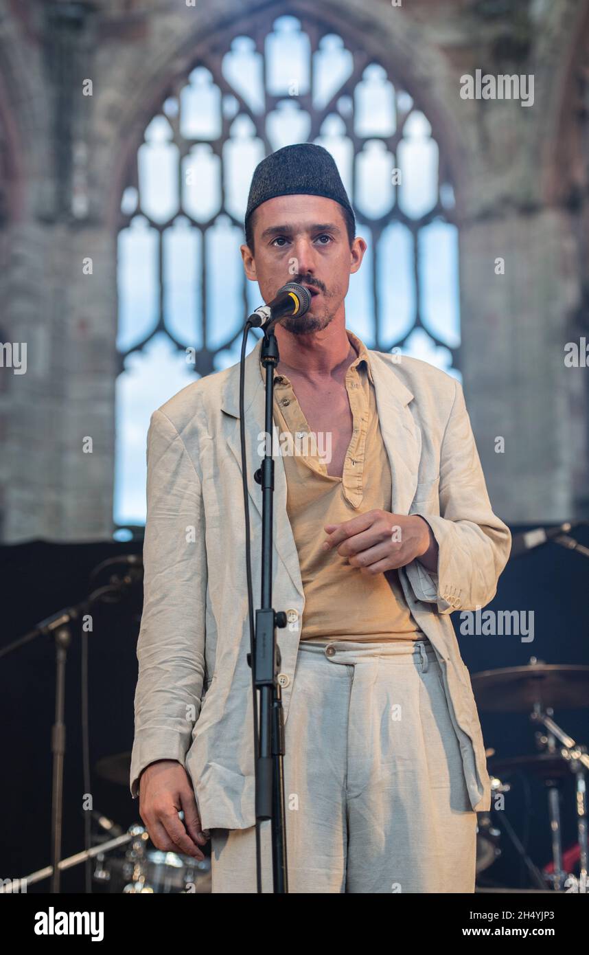 Lias Kaci Saoudi della Fat White Family si esibisce presso le rovine della cattedrale di Coventry il 01 agosto 2021 a Coventry, Regno Unito. Data foto: Domenica 01 agosto 2021. Photo credit: Katja Ogrin/EMPICS Entertainment. Foto Stock