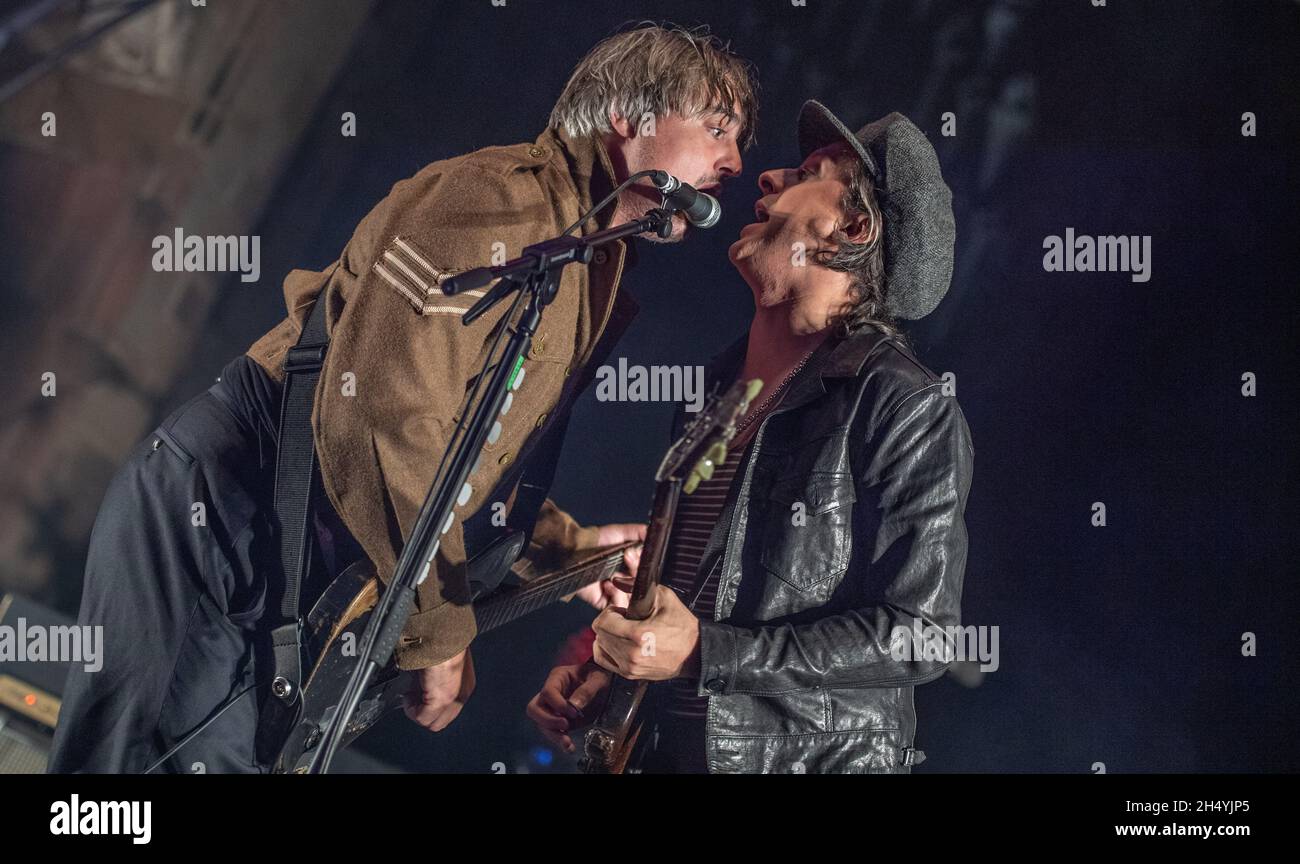 Pete Doherty e Carl BarÃ¢t dei Libertines suonano alle rovine della cattedrale di Coventry il 01 agosto 2021 a Coventry, Regno Unito. Data foto: Domenica 01 agosto 2021. Photo credit: Katja Ogrin/EMPICS Entertainment. Foto Stock