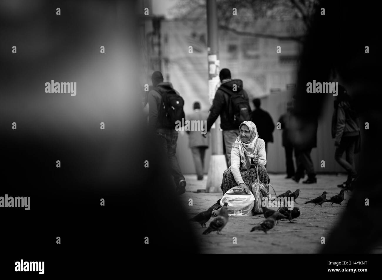 ISTANBUL, TURCHIA - MARZO 18 2013: La gente cammina per le strade di Istanbul. Foto Stock