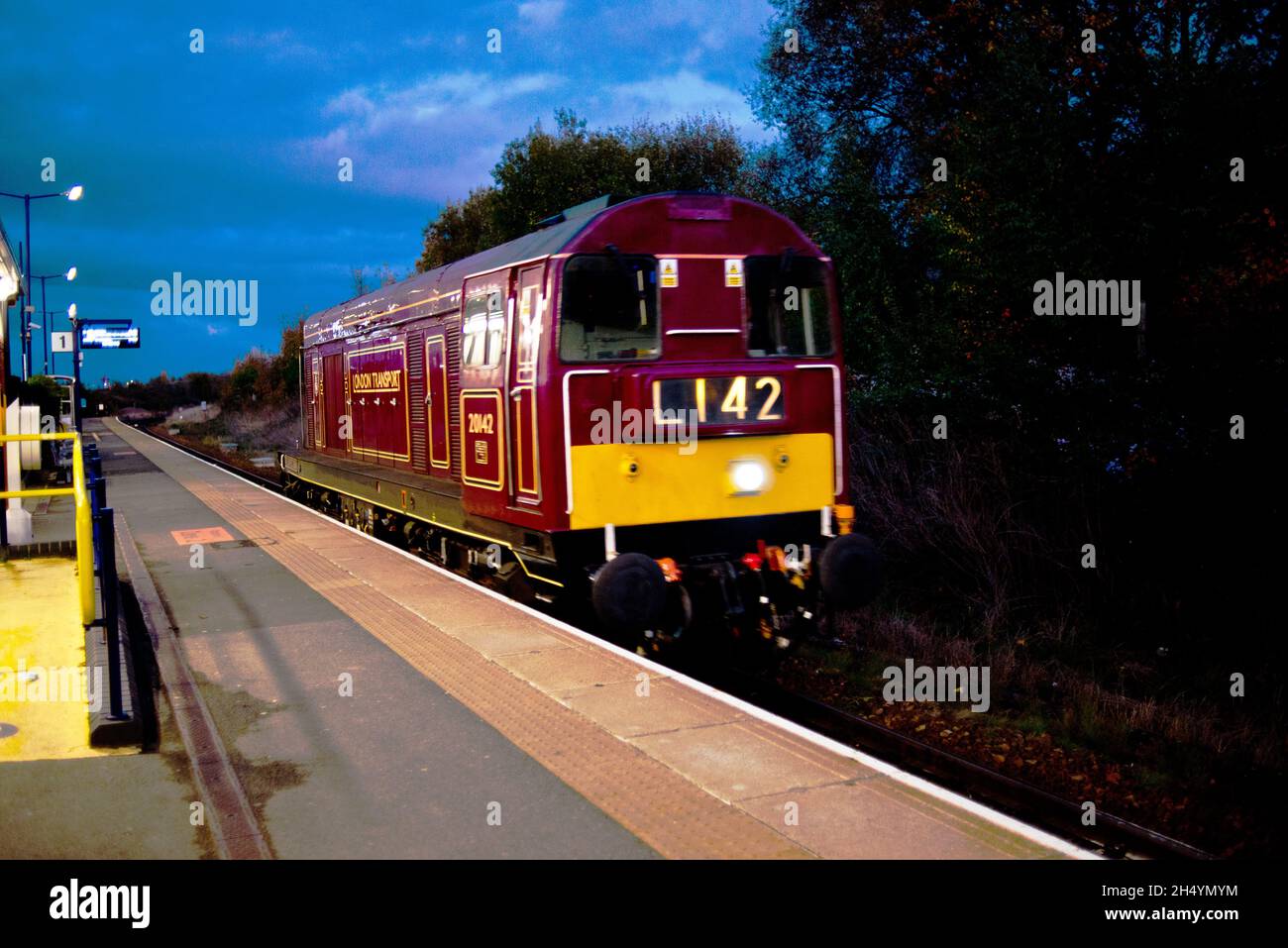 Classe 20 142 London Transport liveried a Thornaby sulla stazione ferroviaria di Tees lungo il tragitto per Derby, Inghilterra Foto Stock