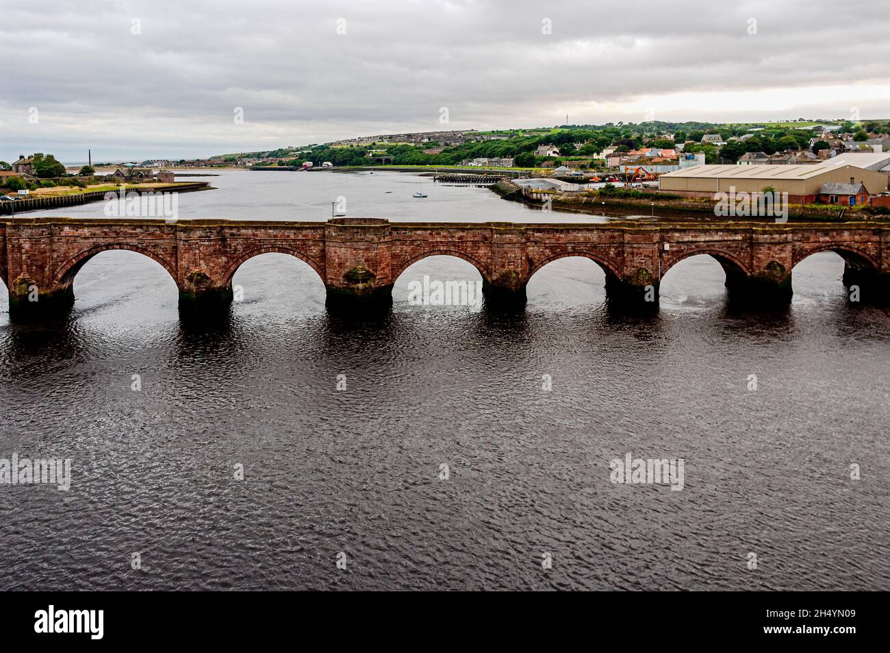 Il ponte Berwick in arenaria rossa che attraversa il fiume Tweed Fu costruito da James Burrell tra il 1611 e il 1634 e. ha 15 archi Foto Stock