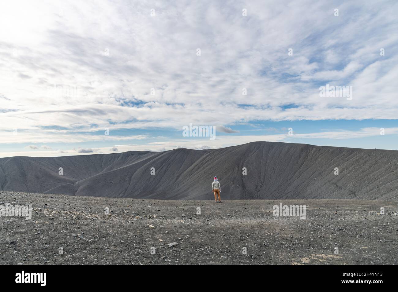 Vista panoramica dalla cima del cono di tephra o del vulcano ad anello di tufo Hverfjall in Islanda vicino al lago Myvatn sopra il cono del vulcano con un singolo Foto Stock