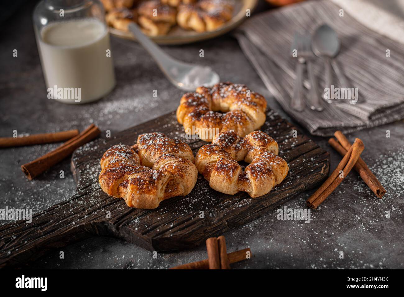 Strudel di mele originale ceco con cannella e zucchero Foto Stock