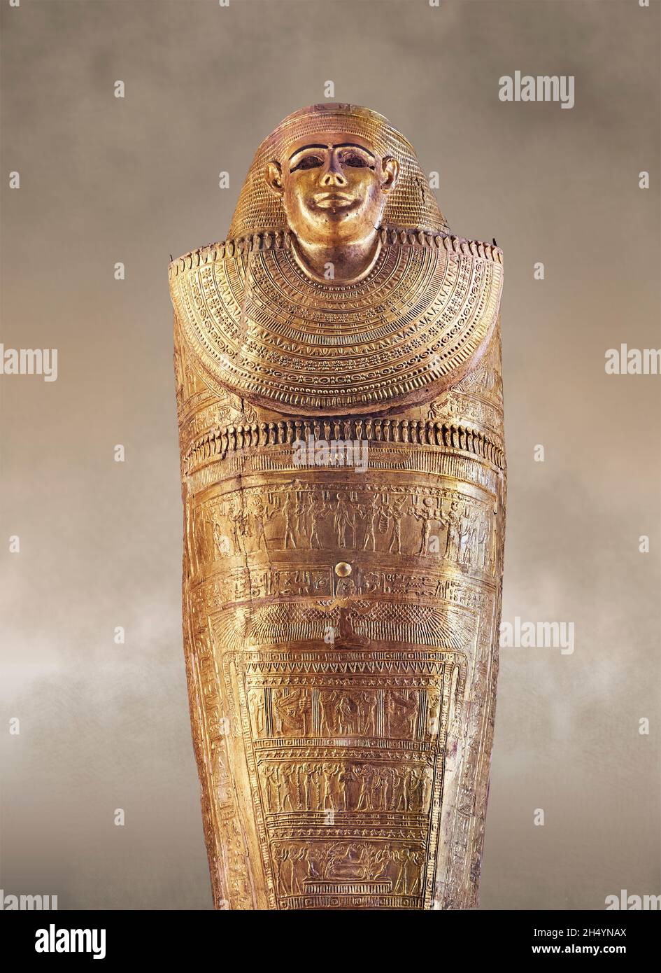 Tolemaico oro mummia egiziano stazza di una donna, Tacheretpaankh , 332-30 a.C., foglia d'oro, Museo del Louvre inv E1047. Donna in copertura, collana ousekh Foto Stock