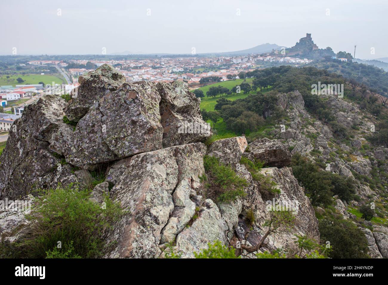 Luna Castello nella stagione invernale. Vista presa da San Blas Craig. Alburquerque, Estremadura, Spagna Foto Stock