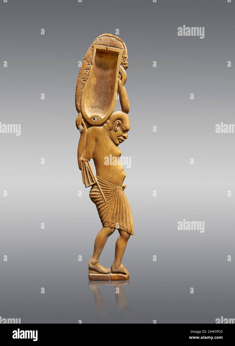 Antico cucchiaio cosmetico ombra egiziano di un uomo che porta un contenitore, 1353-1337, New Empire. Museo del Louvre N1735 o Salt No 592. Dettagli : uomo stand Foto Stock