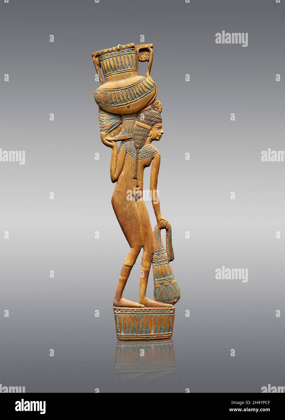 Antico cucchiaio cosmetico d'ombra egiziano di una giovane verza che porta un vaso, 1327-1186 AC, 18th Dynasty, legno dipinto. Museo del Louvre E8025 BIS. Dettagli Foto Stock