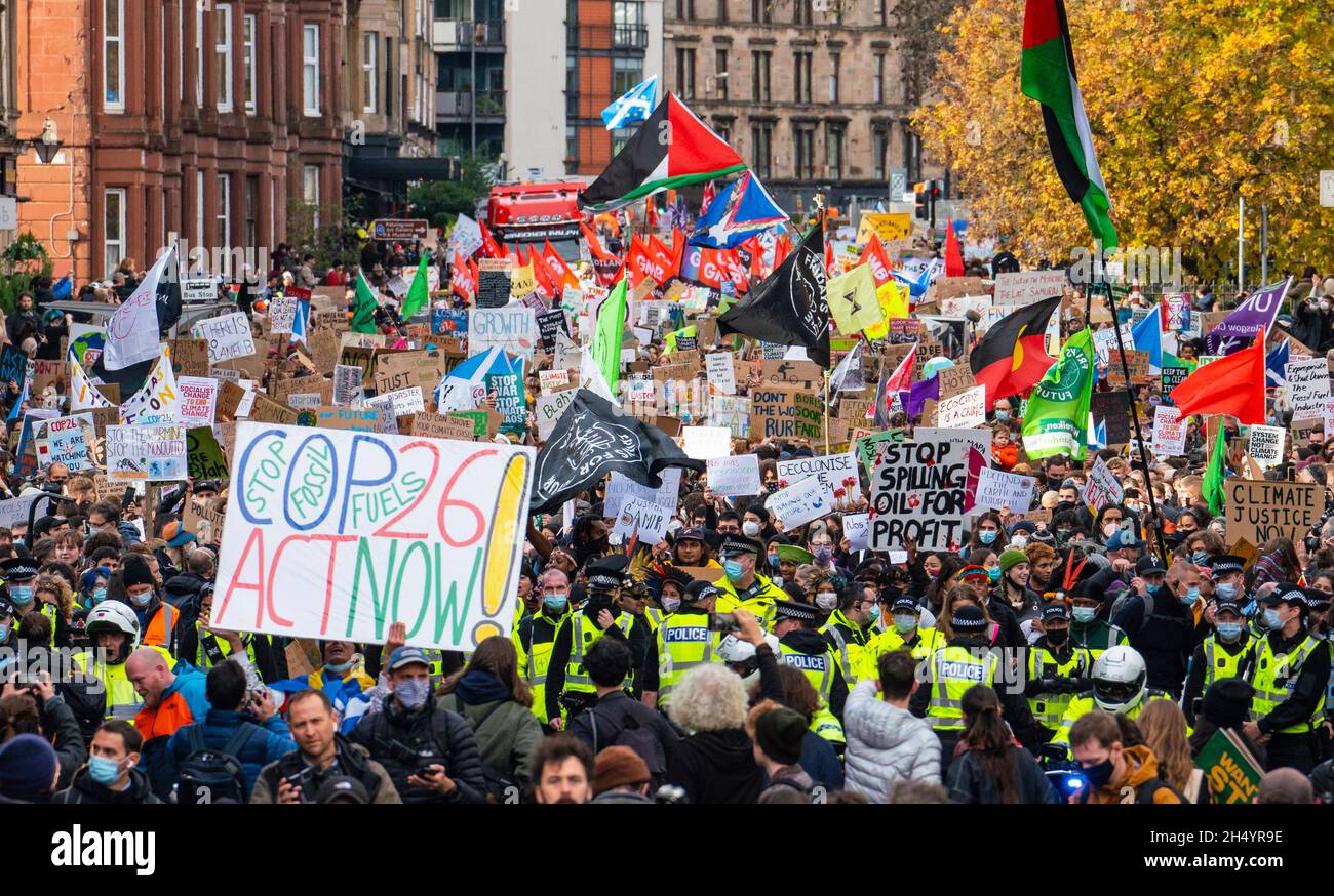 Glasgow, Scozia, Regno Unito. 5 novembre 2021. I manifestanti in un venerdì per la marcia futura in una Giornata Mondiale d'azione attraverso il centro di Glasgow per il cambiamento climatico. La dimostrazione iniziò a Kelvingrove Park e terminò a George Square. L'attivista Greta Thunberg è stato uno dei manifestanti della marcia. Iain Masterton/Alamy Live News. Foto Stock