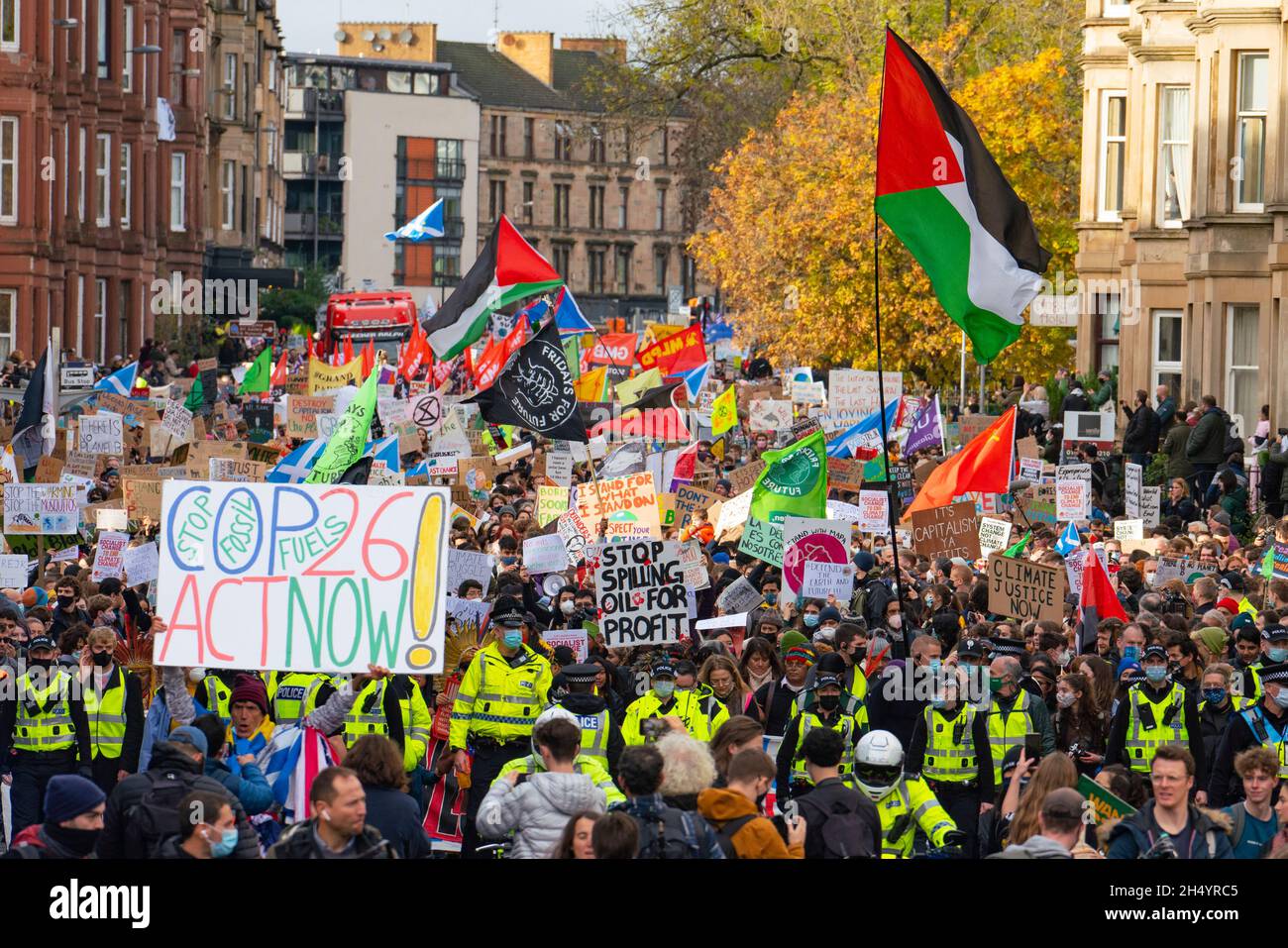 Glasgow, Scozia, Regno Unito. 5 novembre 2021. I manifestanti in un venerdì per la marcia futura in una Giornata Mondiale d'azione attraverso il centro di Glasgow per il cambiamento climatico. La dimostrazione iniziò a Kelvingrove Park e terminò a George Square. L'attivista Greta Thunberg è stato uno dei manifestanti della marcia. Iain Masterton/Alamy Live News. Foto Stock