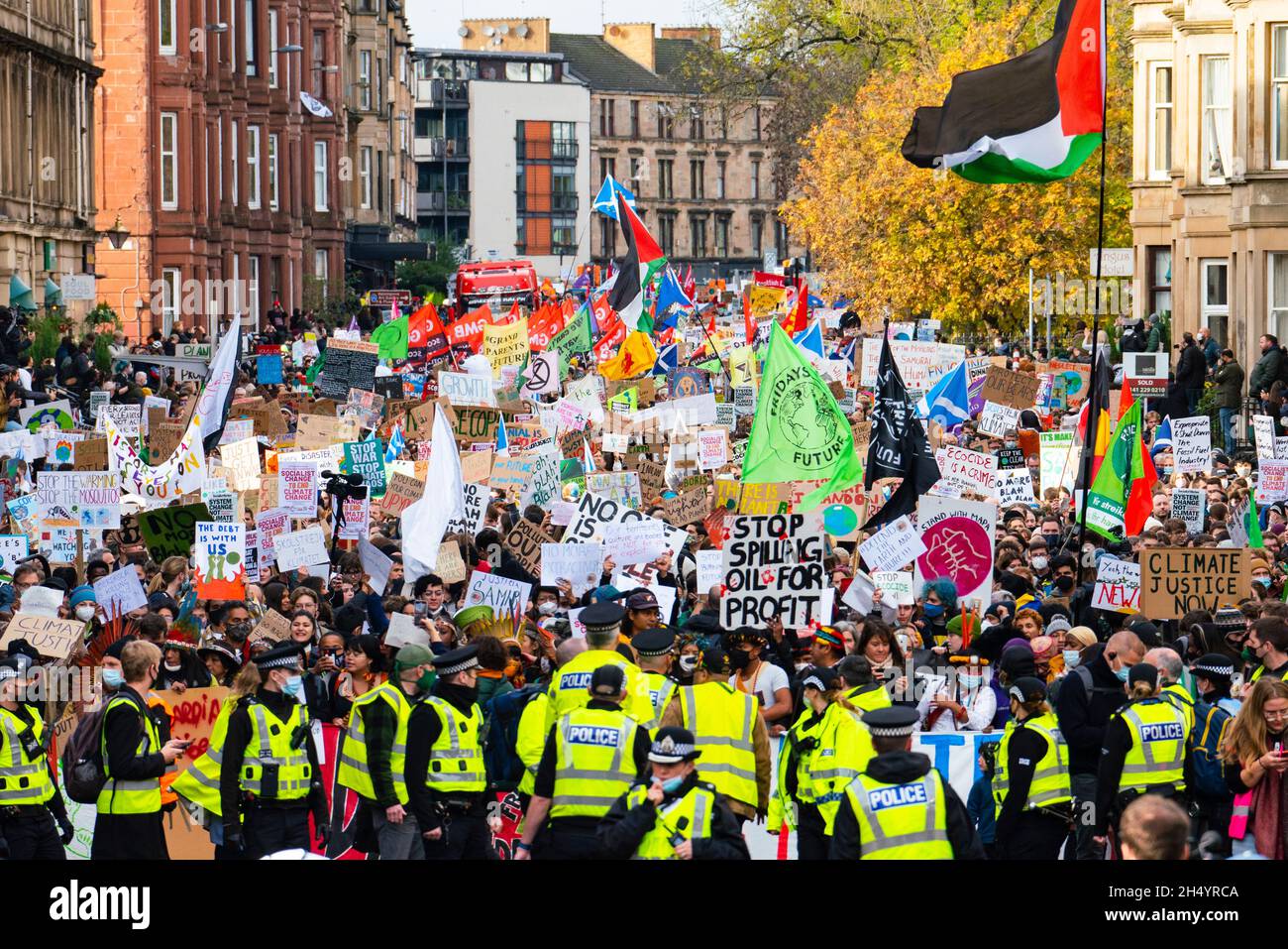 Glasgow, Scozia, Regno Unito. 5 novembre 2021. I manifestanti in un venerdì per la marcia futura in una Giornata Mondiale d'azione attraverso il centro di Glasgow per il cambiamento climatico. La dimostrazione iniziò a Kelvingrove Park e terminò a George Square. L'attivista Greta Thunberg è stato uno dei manifestanti della marcia. Iain Masterton/Alamy Live News. Foto Stock