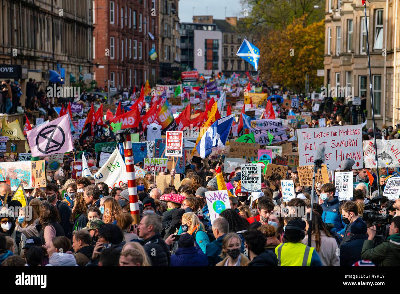 Glasgow, Scozia, Regno Unito. 5 novembre 2021. I manifestanti in un venerdì per la marcia futura in una Giornata Mondiale d'azione attraverso il centro di Glasgow per il cambiamento climatico. La dimostrazione iniziò a Kelvingrove Park e terminò a George Square. L'attivista Greta Thunberg è stato uno dei manifestanti della marcia. Iain Masterton/Alamy Live News. Foto Stock