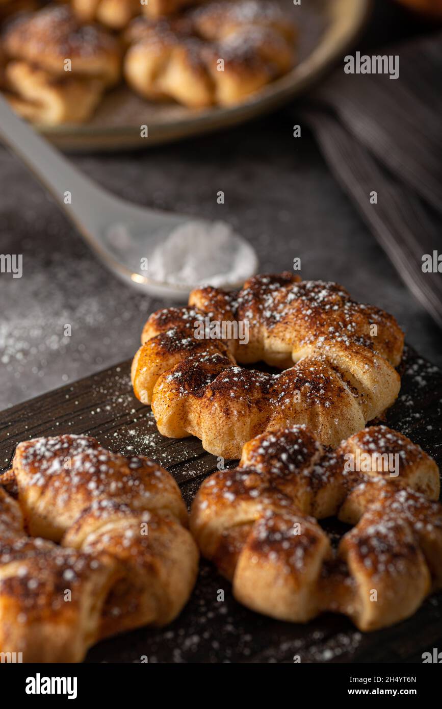 Strudel di mele originale ceco con cannella e zucchero Foto Stock