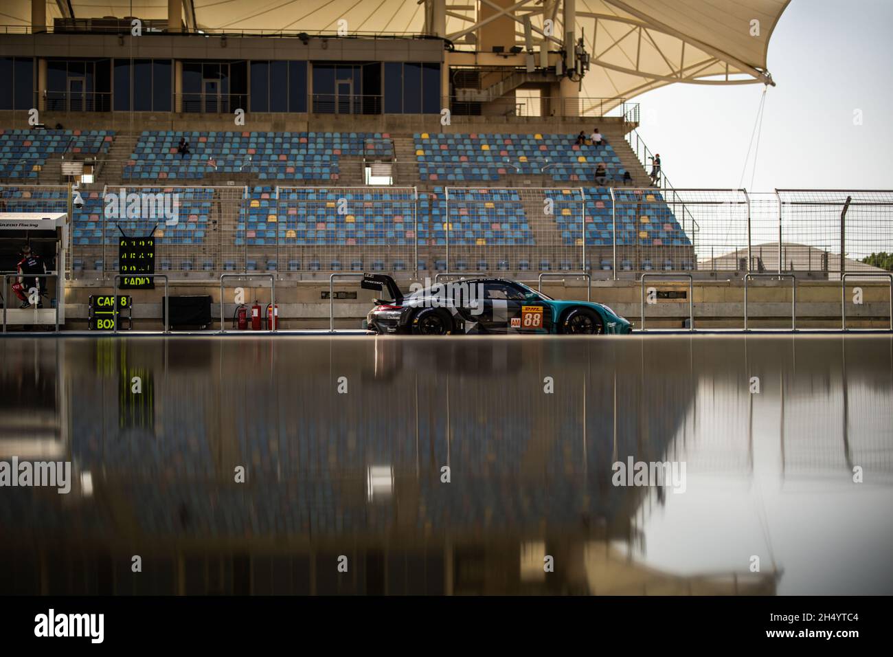 88 al Qubaisi Khaled (uae), De Leener Adrien (bel), Andlauer Julien (fra), Dempsey-Proton Racing, Porsche 911 RSR - 19, Action Pitlane, durante la 8 ore del Bahrain, 6° round del Campionato Mondiale di Endurance FIA 2021, FIA WEC, sul circuito Internazionale del Bahrain, dal 4 al 6 novembre, 2021 a Sakhir, Bahrain - Foto: Germain Hazard/DPPI/LiveMedia Foto Stock