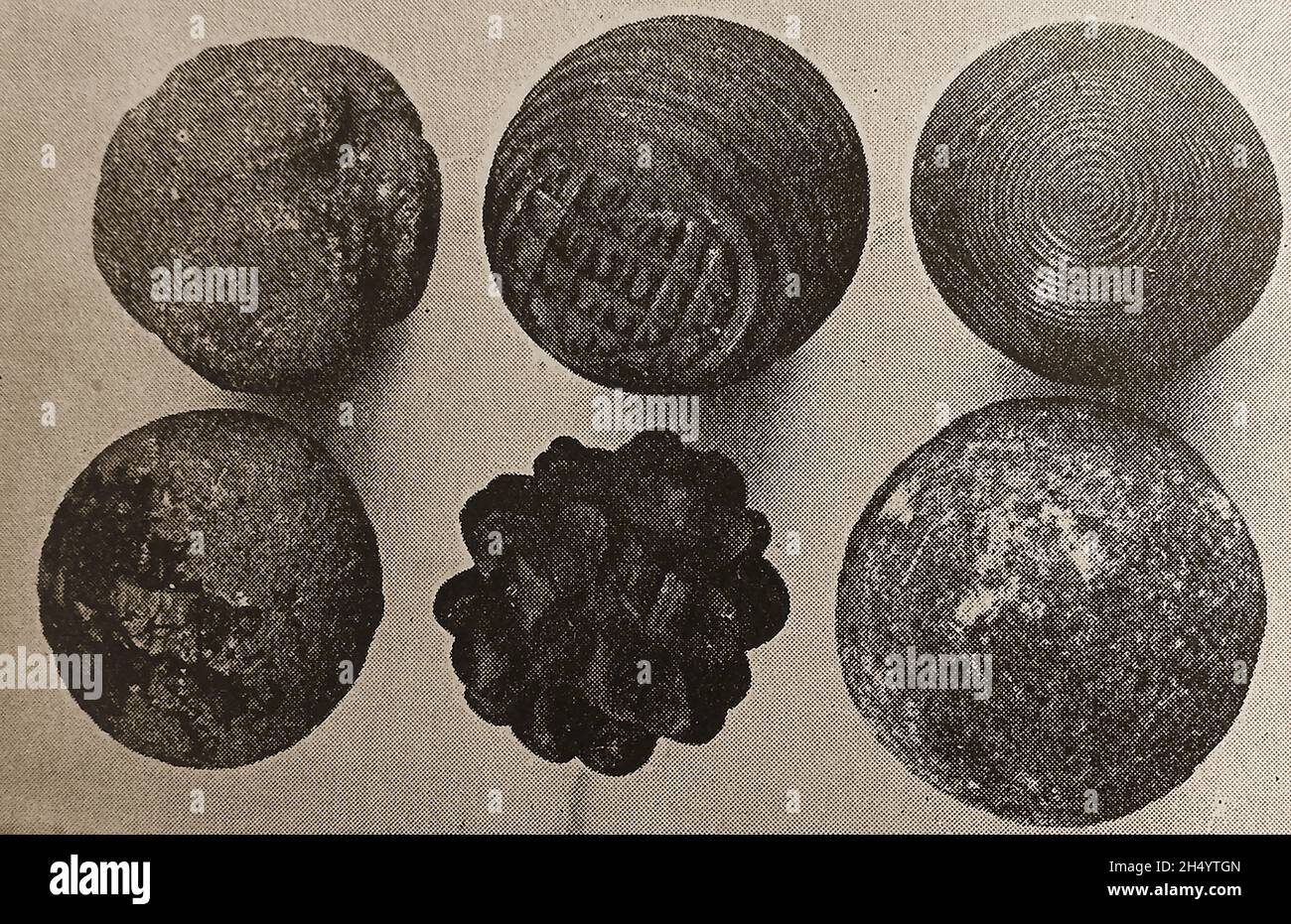 Immagine stampa 1908 - Orkney Scozia - una foto stampa 1908 di antiche palle scolpite trovate in Orkney, Foto Stock