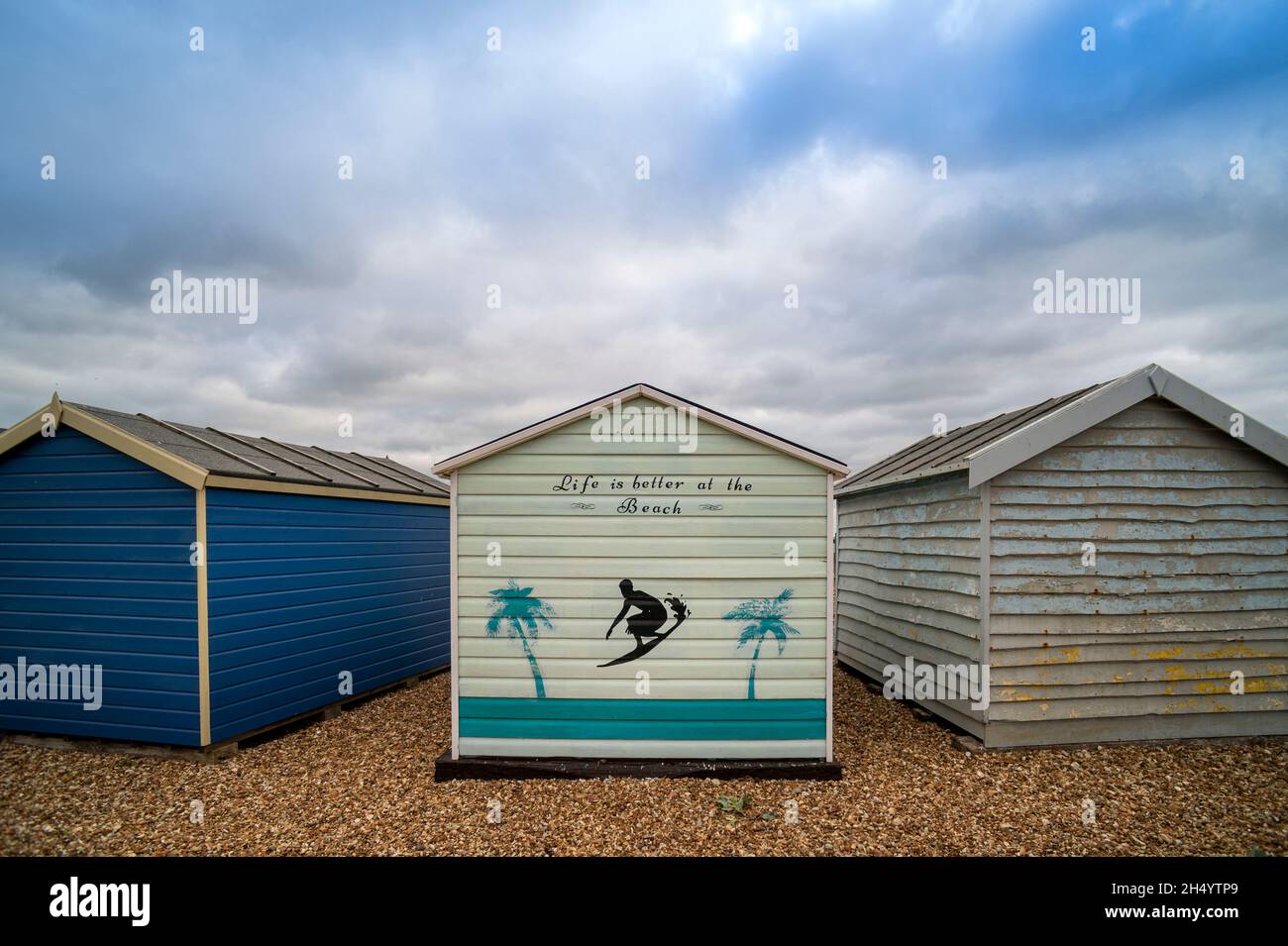 Capanna dipinta sulla spiaggia di ciottoli di Hayling Island con 'la vita è migliore alla spiaggia' dipinta su di essa. Foto Stock