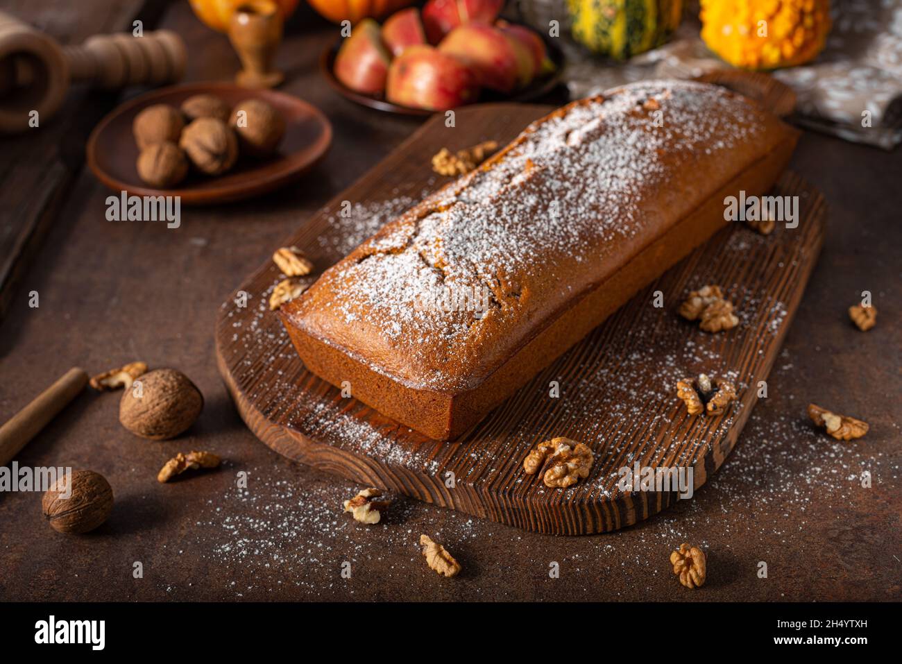 Pane delizioso e sano di zucche con noci Foto Stock