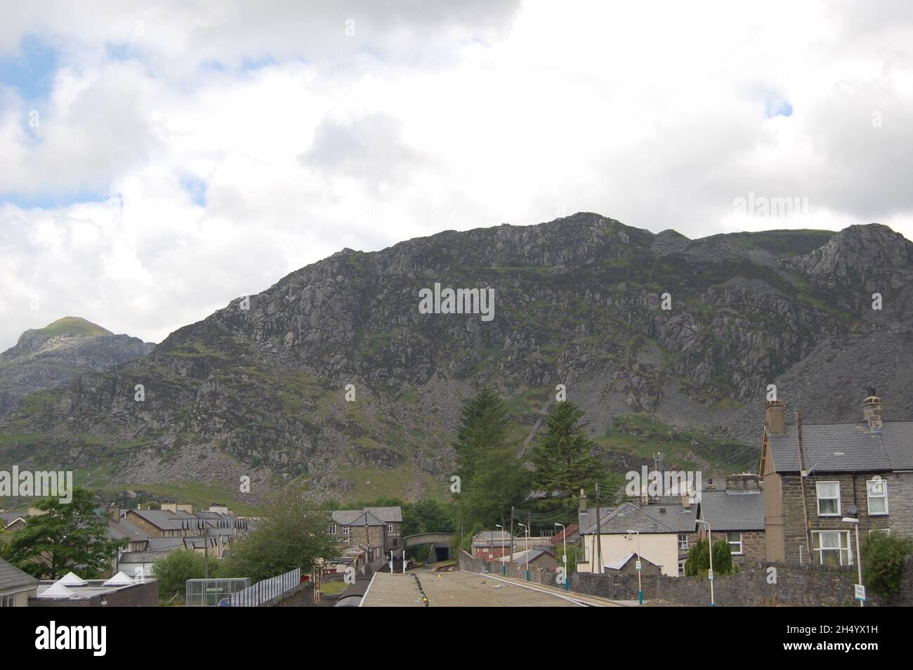 Una vista sulle montagne di ardesia che circondano la città di Blaenau Ffestiniog Foto Stock