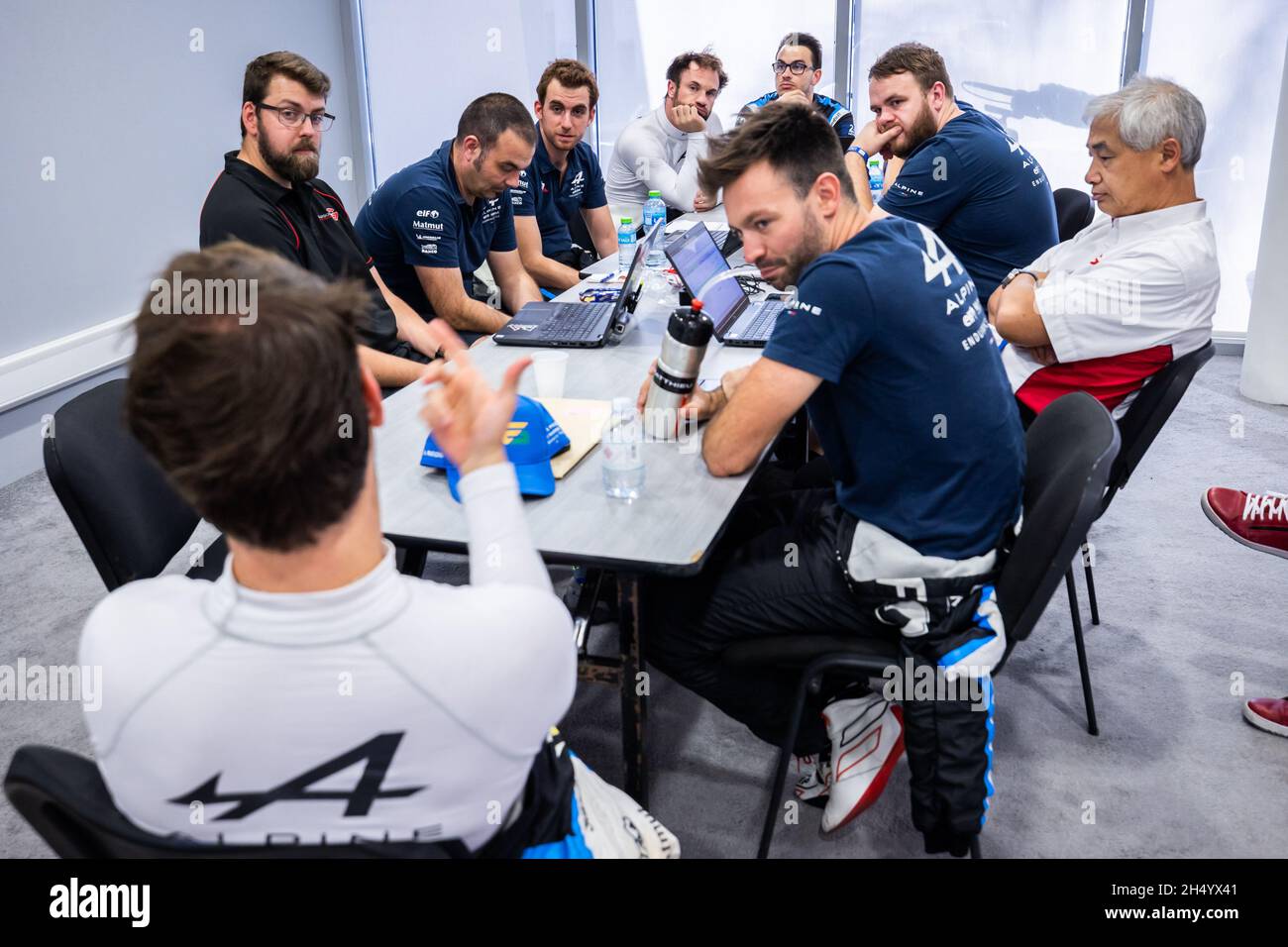 Briefing del conducente, briefing pilotes Vaxiviere Matthieu (fra), Alpine Elf Matmut, Alpine A480 - Gibson, ritratto Lapierre Nicolas (fra), Alpine Elf Matmut, Alpine A480 - Gibson, ritratto Negrao Andre (fra), Alpine Elf Matmut, Alpine A480 - Gibson, ritratto durante le 8 ore del Bahrain, ritratto 6° round del FIA World Endurance Championship 2021, FIA WEC, sul circuito Internazionale del Bahrain, dal 4 al 6 novembre 2021 a Sakhir, Bahrain - Foto: Germain Hazard/DPPI/LiveMedia Foto Stock