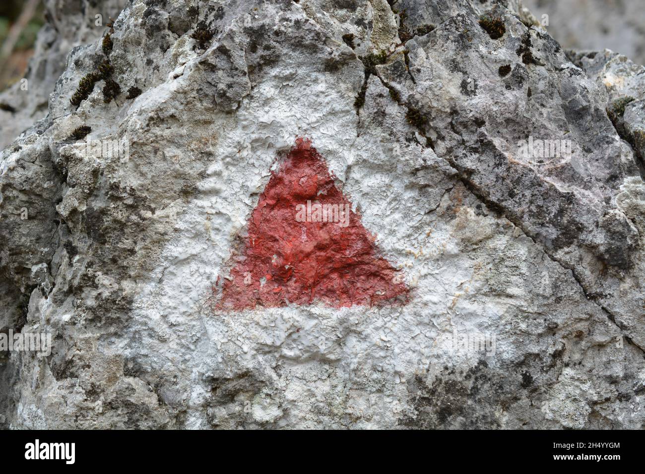 Rosso e bianco strada di montagna segno sulle rocce Foto Stock