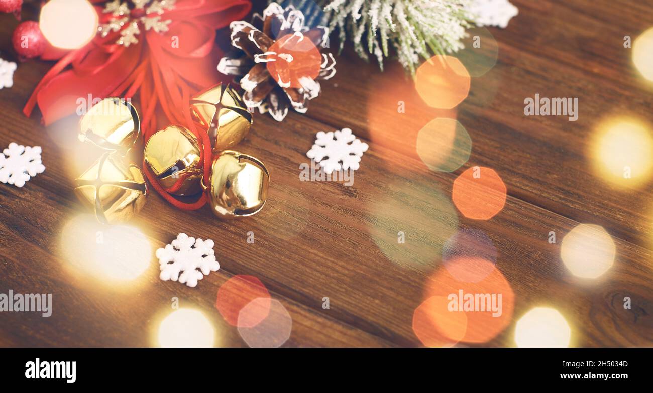 Biglietto di auguri natalizio con abete decorato e spazio per la copia per i vostri auguri di Natale. Vista dall'alto, disposizione piatta Foto Stock