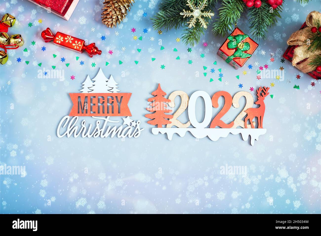 Biglietto di auguri natalizio con abete decorato e spazio per la copia per i vostri auguri di Natale. Vista dall'alto, disposizione piatta Foto Stock