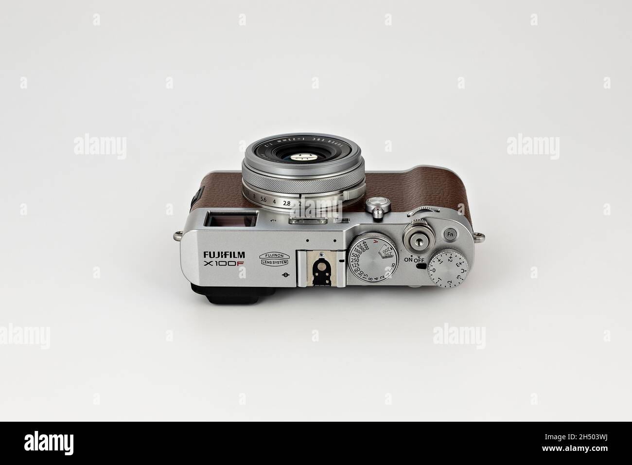 Fujifilm X100f editoriale. Foto illustrativa per notizie su Fujifilm X100f - una fotocamera digitale compatta con un obiettivo fisso a focale fissa Foto Stock