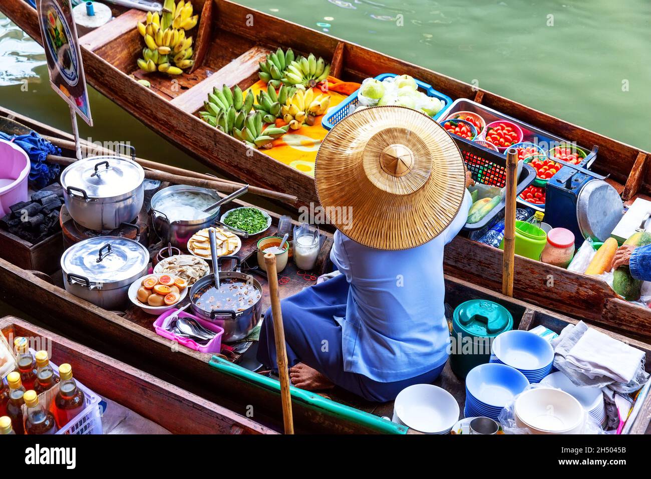 Tradizionale mercato galleggiante a Damnoen Saduak vicino Bangkok, Thailandia. Vendita di cibo e bevande al mercato galleggiante Damnoen Saduak a Ratchaburi vicino Bangkok Foto Stock