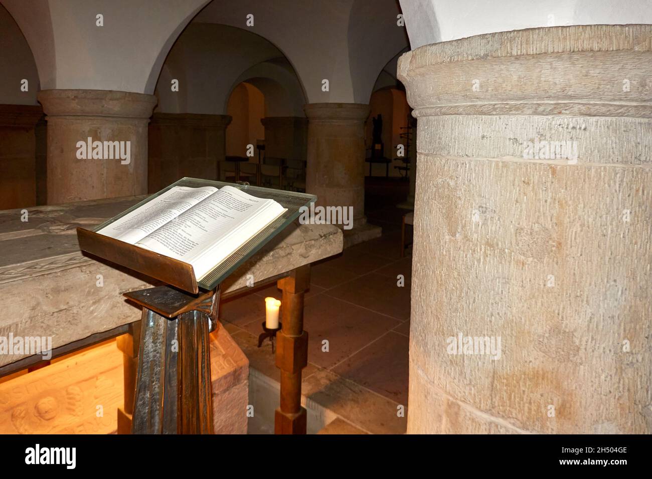 Hildesheim, Germania, 4 novembre 2021: La Bibbia si aprì su un leggio tra le possenti colonne della cripta Foto Stock