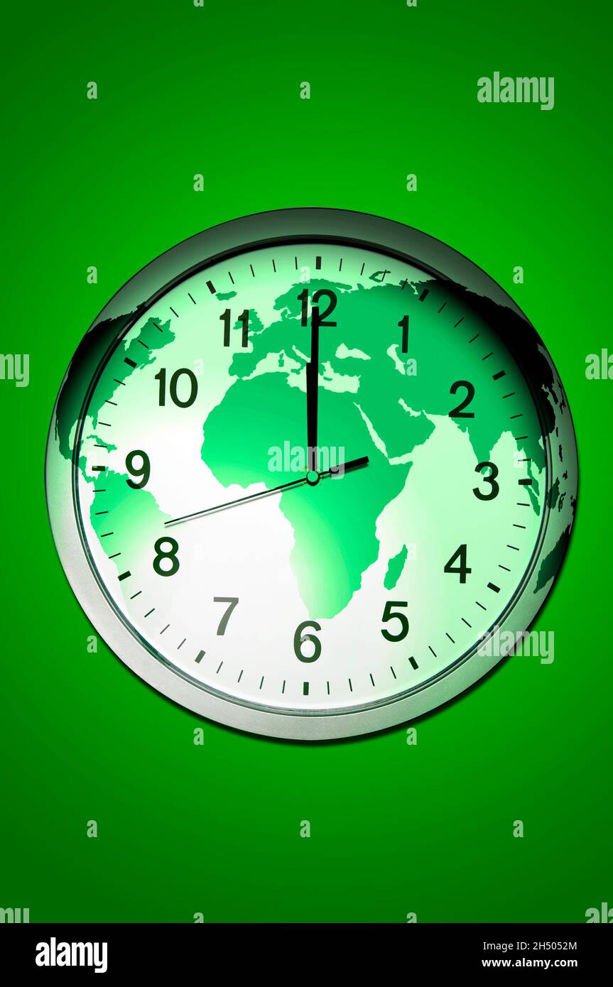 Mappa e orologio del mondo, giorno della Terra, l'ora della Terra sta ticchettendo, salva il concetto della Terra Foto Stock