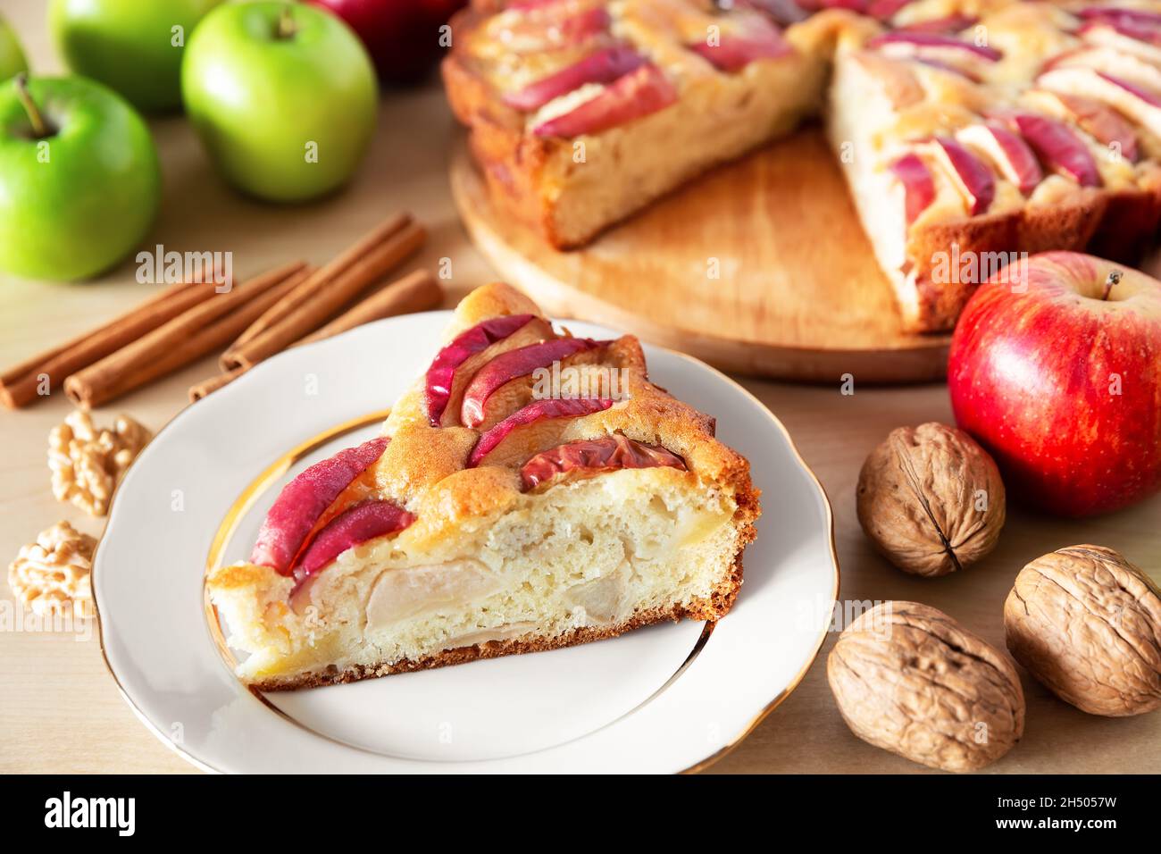 Pezzo di una gustosa torta di mele su un piatto bianco, concetto di cottura autunnale. Dolce biologico fatto in casa con torta di mele pronto a mangiare. Foto Stock