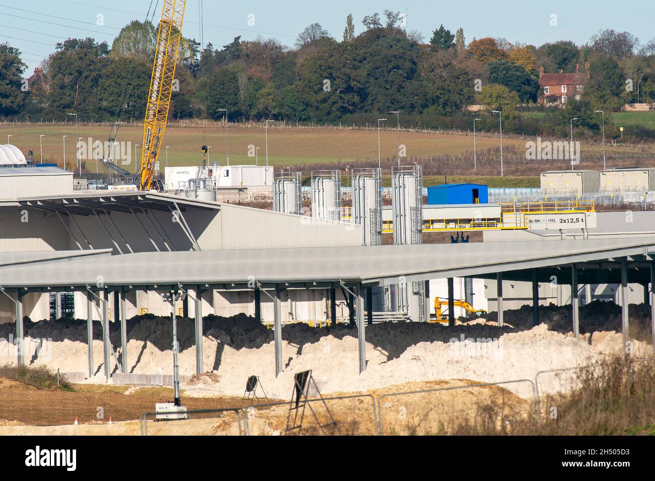 West Hyde, Regno Unito. 5 novembre 2021. L'HS2 South Portal Compound dove inizia l'ingresso ai tunnel Chiltern. HS2 Ltd ha comunicato che le loro macchine per la perforazione di tunnel (TBM) di nome Florence e Cecilia hanno scavato due miglia in totale tra loro sotto il Chilterns e AONB. Il collegamento ferroviario ad alta velocità da Londra a Birmingham sta avendo un impatto diabolante sulla campagna mentre l'HS2 continua a cadere antichi boschi e distruggere habitat naturali. Credit: Maureen McLean/Alamy Live News Foto Stock