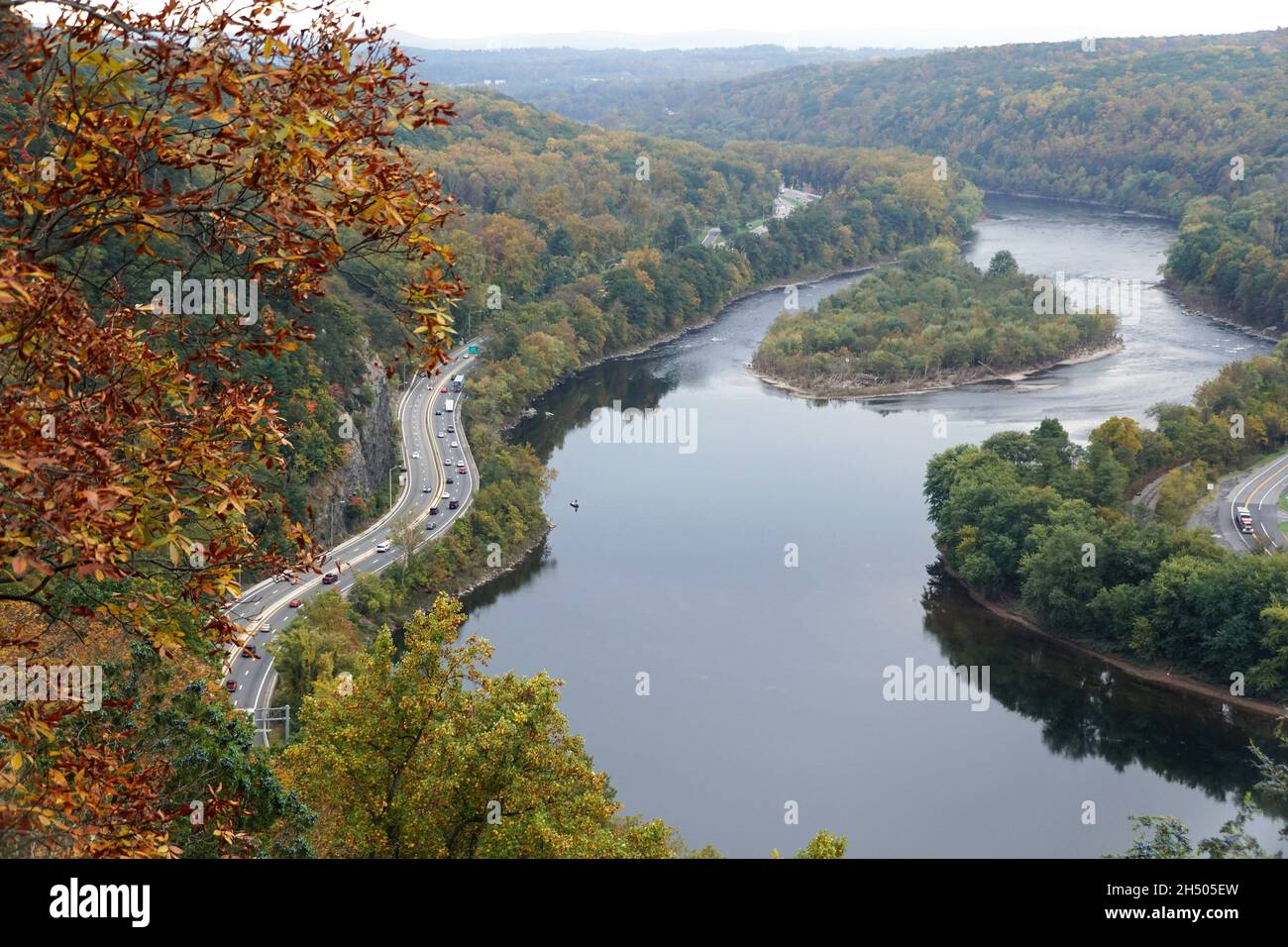 La vista aerea del traffico, Delaware Water Gap e scenario di fogliame autunno dalla cima del Monte Tammany Red Dot Trail vicino Hardwick Township, N. Foto Stock