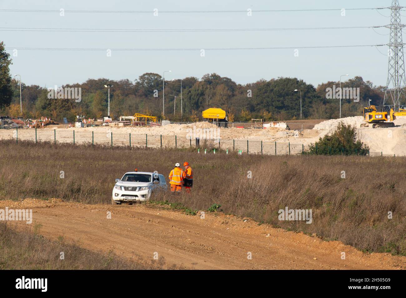 West Hyde, Regno Unito. 5 novembre 2021. L'HS2 South Portal Compound dove inizia l'ingresso ai tunnel Chiltern. HS2 Ltd ha comunicato che le loro macchine per la perforazione di tunnel (TBM) di nome Florence e Cecilia hanno scavato due miglia in totale tra loro sotto il Chilterns e AONB. Il collegamento ferroviario ad alta velocità da Londra a Birmingham sta avendo un impatto diabolante sulla campagna mentre l'HS2 continua a cadere antichi boschi e distruggere habitat naturali. Credit: Maureen McLean/Alamy Live News Foto Stock