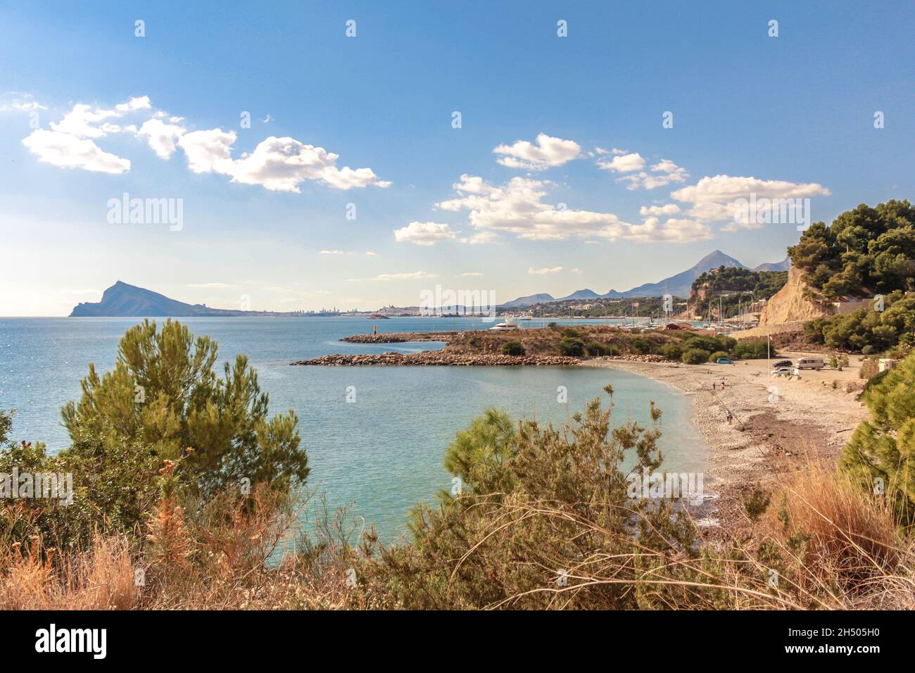 Splendida vista su una baia sul Mar Mediterraneo, Altea, Alicante, Spagna Foto Stock