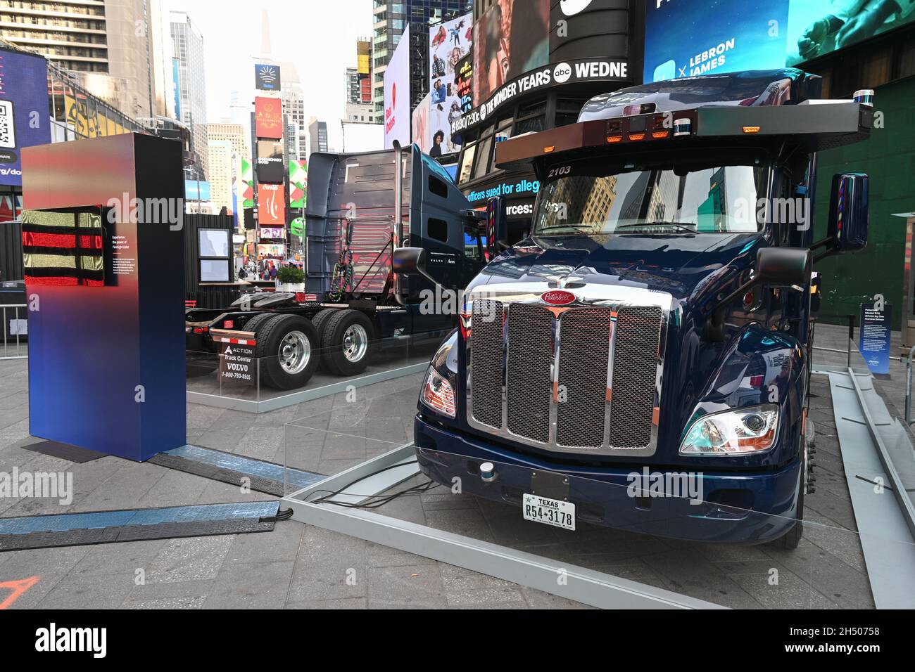 La società di tecnologia dei veicoli autonomi Aurora Innovation Inc. Mostra veicoli senza conducente a Times Square durante il loro debutto sul Nasdaq il prossimo novembre Foto Stock