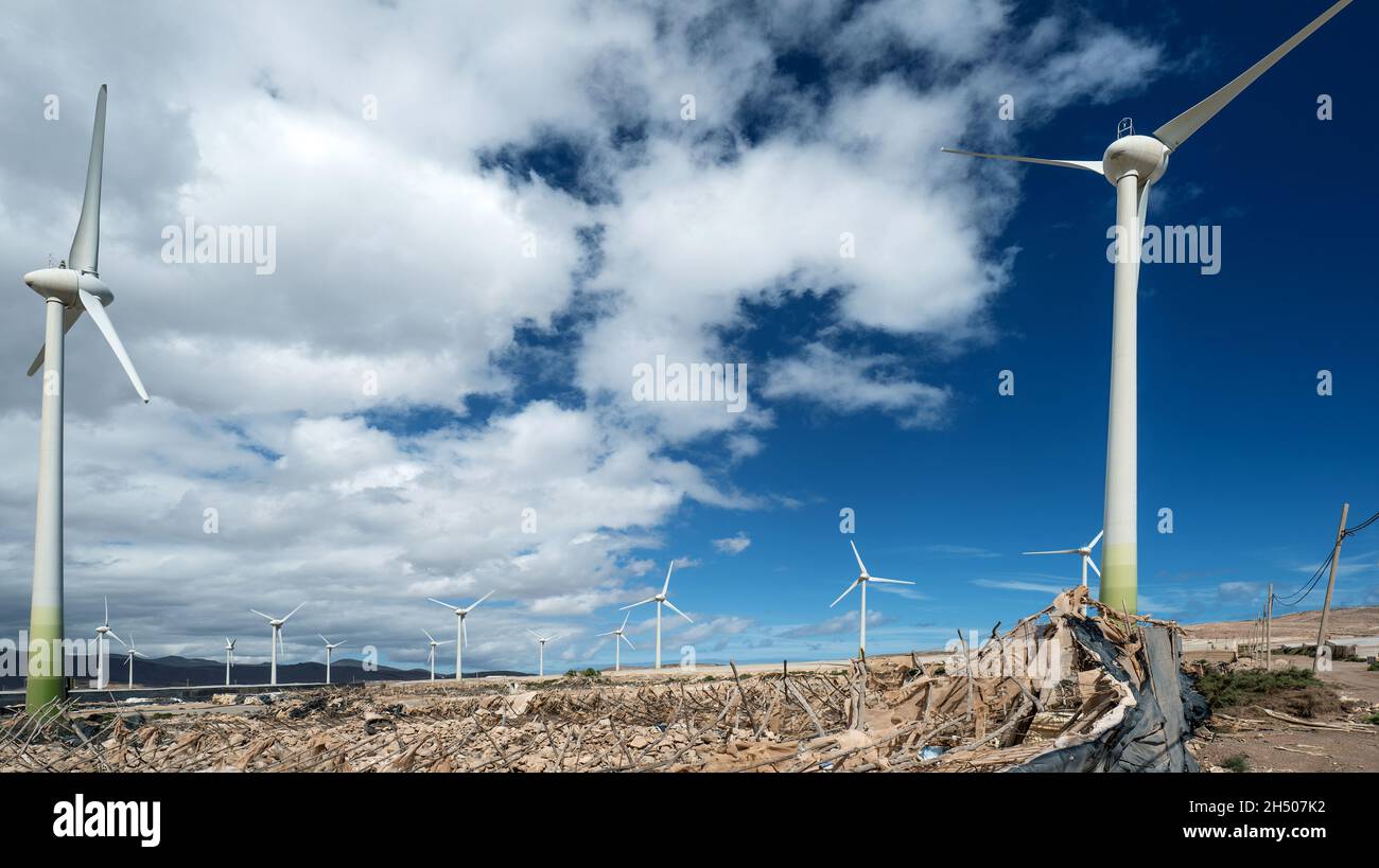 Turbine eoliche, di fronte al cielo blu e alle nuvole bianche di Gran Canaria Foto Stock