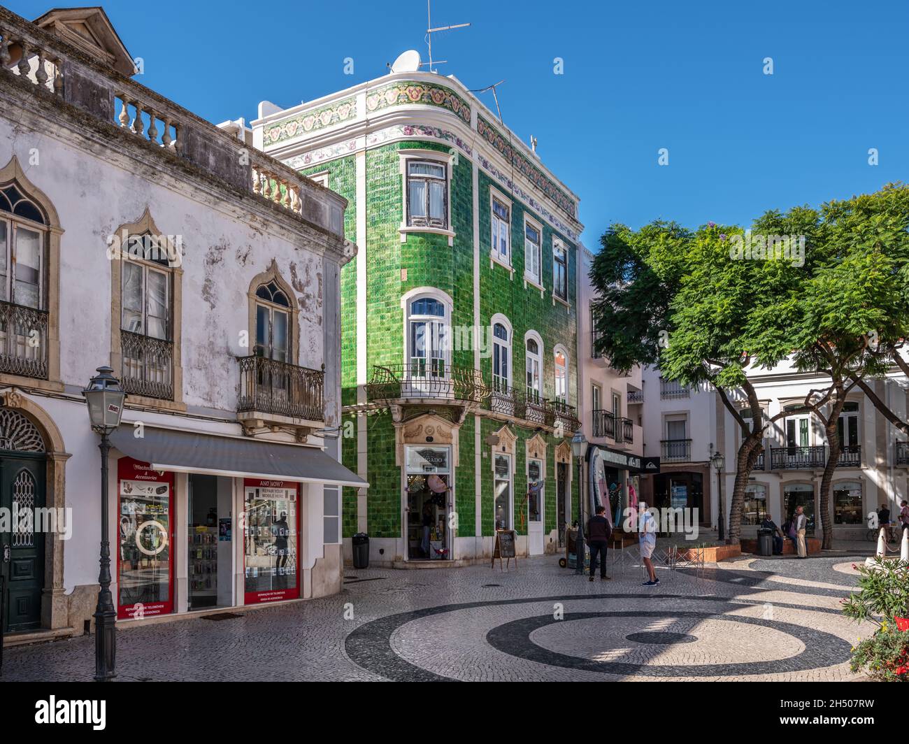 Piazza Luis de Camoes nel cuore di Lagos Portogallo con il famoso edificio piastrellato verde nel centro storico di questa città dell'algarve in mattinata Foto Stock