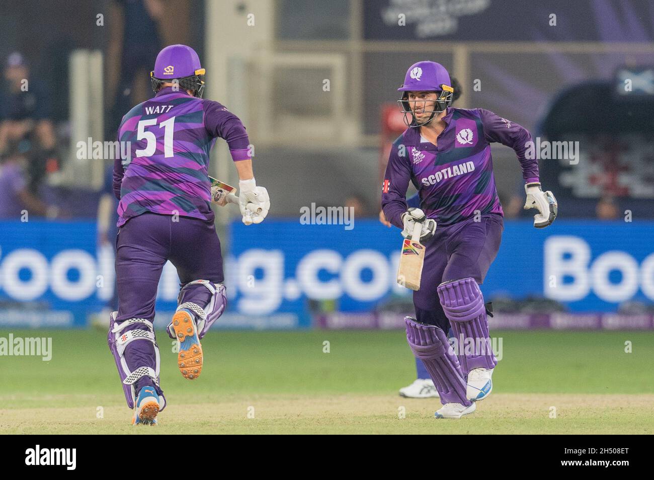 Dubai, Emirati Arabi Uniti il 05 novembre 2021: Mark Watt e Calum Macleod di Scozia corrono tra i wickets durante la partita della Coppa del mondo ICC Mens T20 tra India e Scozia al Dubai International Cricket Stadium, Dubai, Emirati Arabi Uniti il 05 novembre 2021. Foto di Grant Winter. Solo per uso editoriale, licenza richiesta per uso commerciale. Nessun utilizzo nelle scommesse, nei giochi o nelle pubblicazioni di un singolo club/campionato/giocatore. Credit: UK Sports Pics Ltd/Alamy Live News Foto Stock