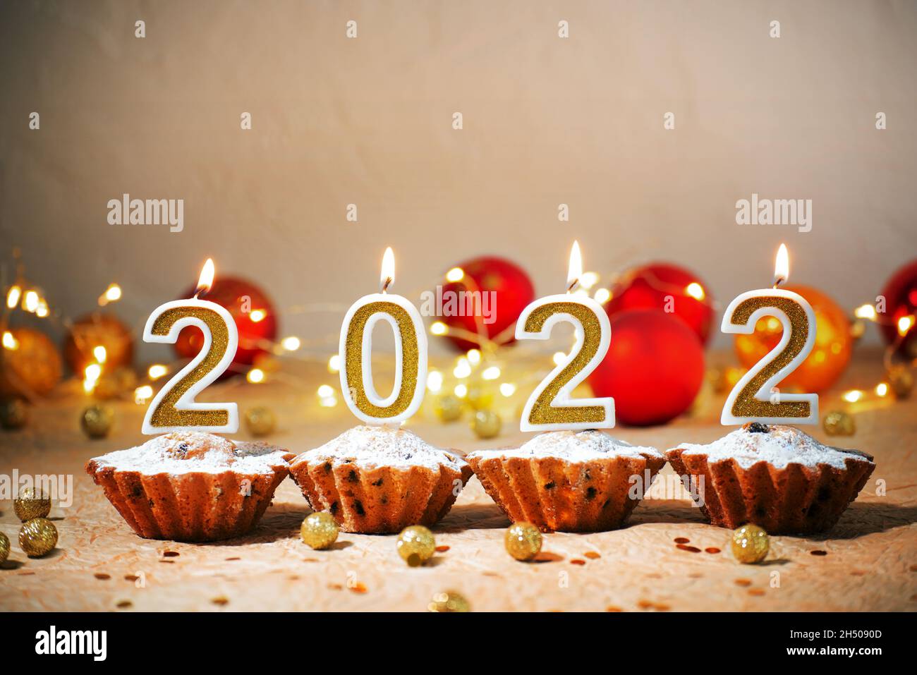 Capodanno partito numero candele e cupcakes su sfondo decorazioni di natale Foto Stock