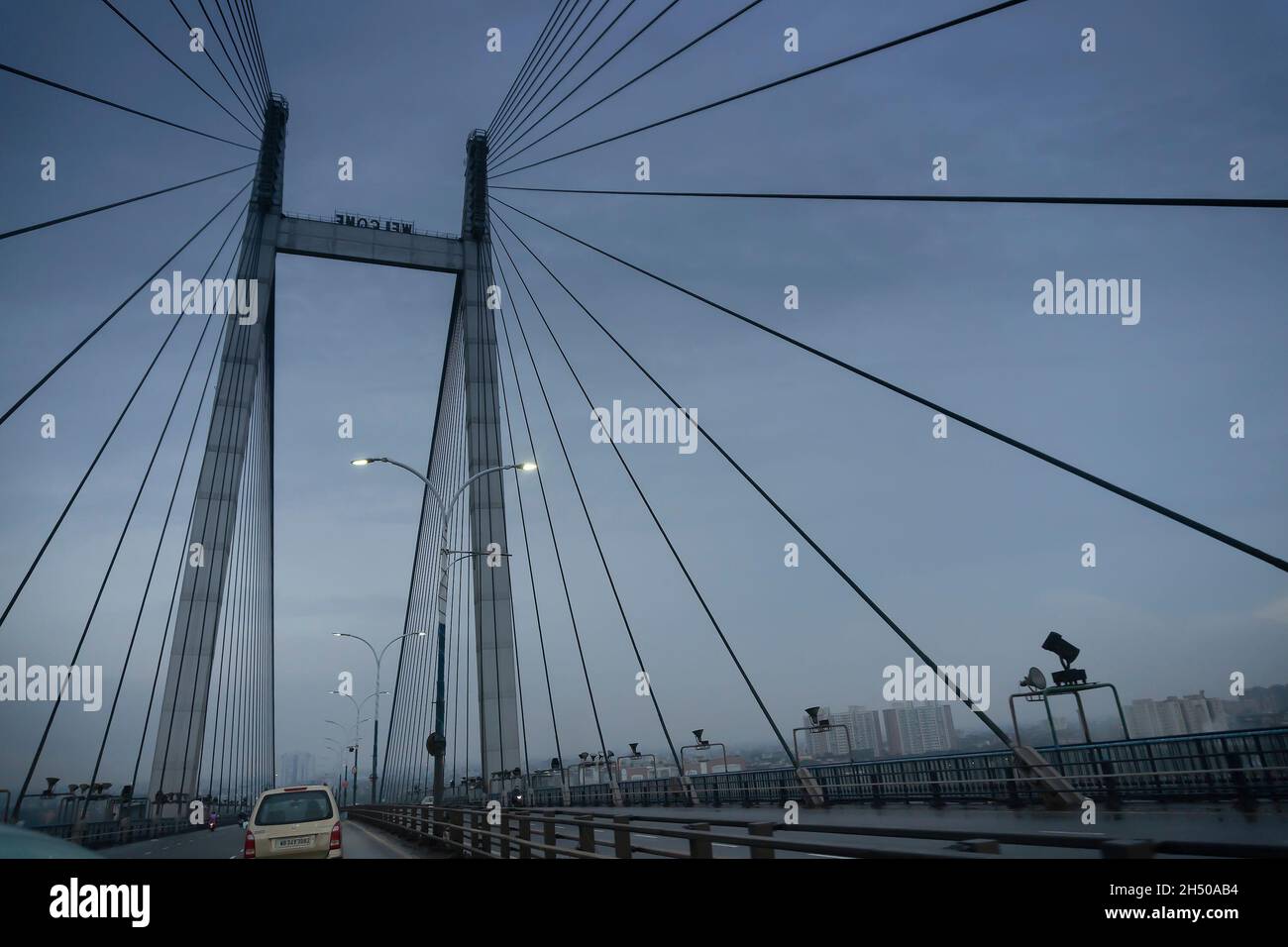 Howrah, Bengala Occidentale, India - 4 agosto 2020 : 2 ° ponte di Hoogly, vidyasagar setu all'ora blu. Immagine di riserva monsonica. Foto Stock