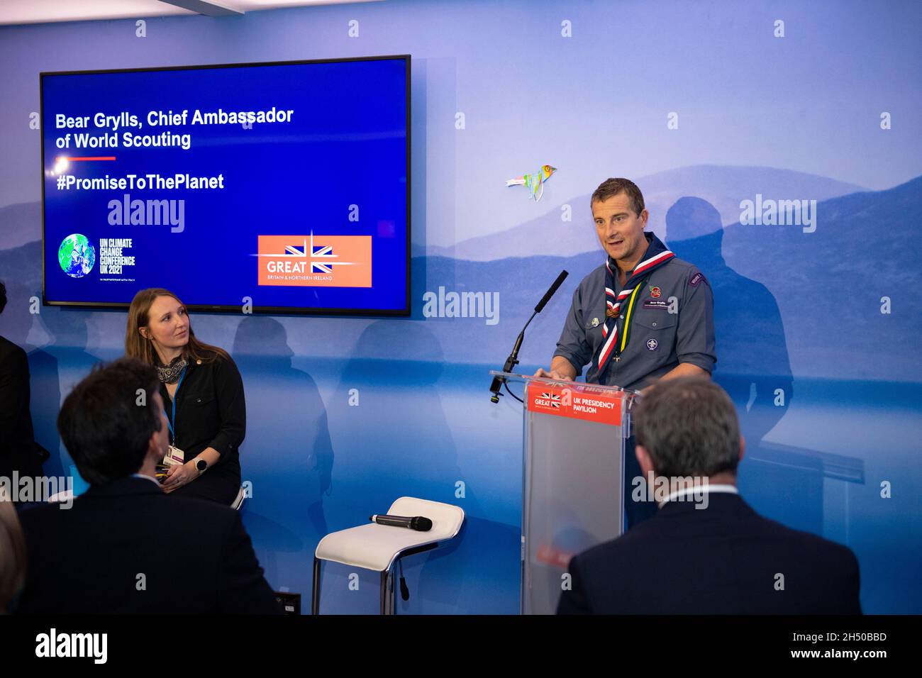 Glasgow, Scozia, Regno Unito. 5 novembre 2021. NELLA FOTO: Bear Grylls OBE, avventuriero britannico e capo Scout del Regno Unito, visto al padiglione del Regno Unito alla COP26 Climate Change Conference che ha tenuto un discorso. Edward Michael 'Bear' Grylls OBE è un avventuriero, scrittore, presentatore televisivo e uomo d'affari britannico. Grylls prima attirò l'attenzione dopo aver intrapreso un certo numero di avventure, e poi divenne ampiamente noto per la sua serie televisiva Man vs Wild. Credit: Colin Fisher/Alamy Live News Foto Stock