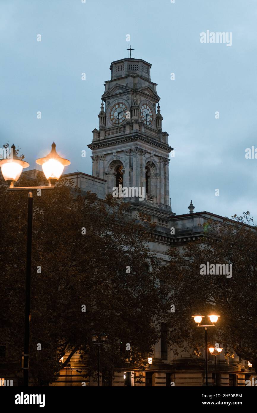 Colpo verticale della Guidhall a Portsmouth, Inghilterra, Regno Unito Foto Stock