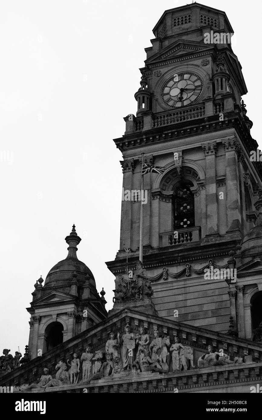 Foto verticale della Guidhall a Portsmouth, Inghilterra, Regno Unito in scala di grigi Foto Stock