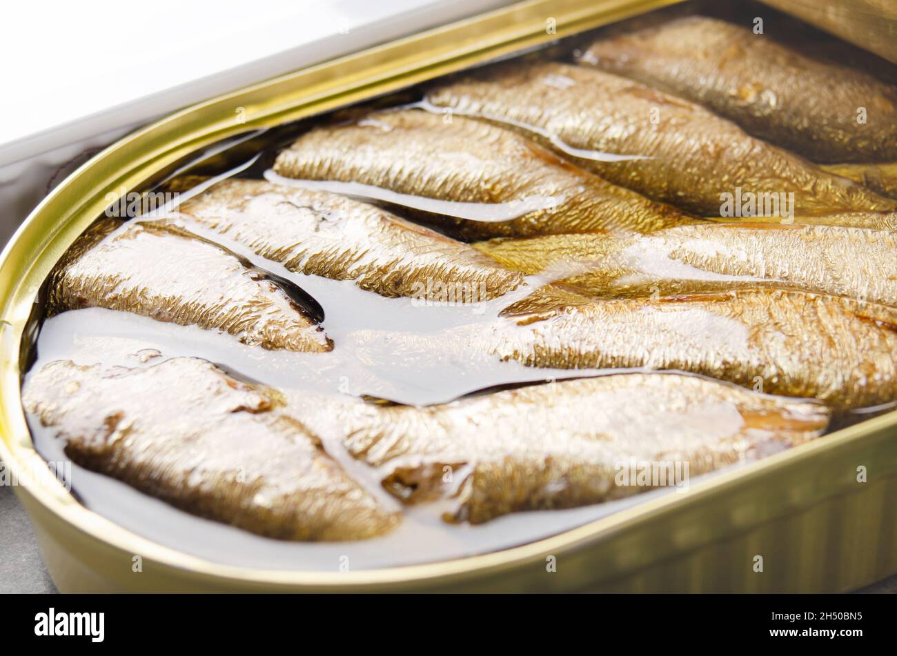 Sprat di pesce affumicato in lattina appena aperta. Cibo non deperibile Foto Stock