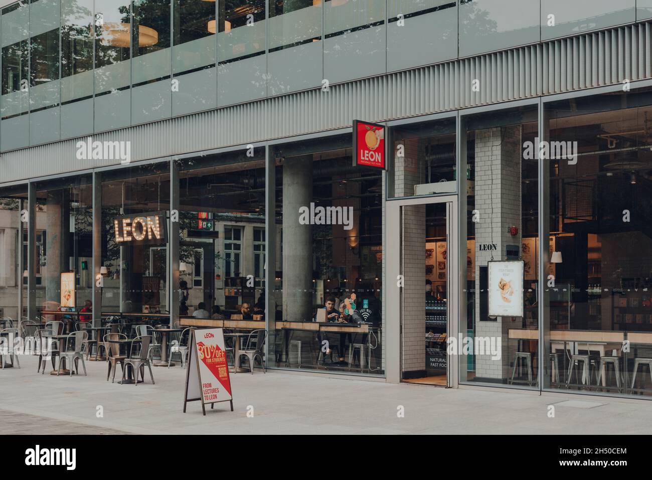 Londra, Regno Unito - 17 ottobre 2021: Ristorante Leon sul Canvey Street London Bridge. Leon è una catena di fast food con sede nel Regno Unito, fondata nel 2 Foto Stock